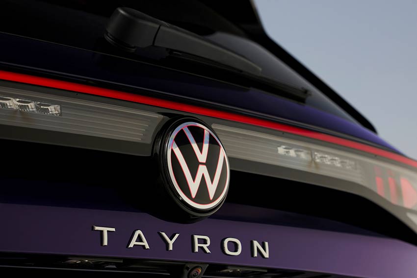 Das Heck und Logo des VW Tayron